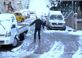 İstanbul'da Kar Fırtınası: Yollar Kaydı, Yayalar Zor Anlar Yaşadı İstanbul’da etkili olan kar yağışı, hayatı felç etti. Sabah saatlerinde işe gitmek üzere evlerinden çıkan vatandaşlar, sokaklarda kar ve buzla mücadele etti. Şehirdeki bazı bölgeler, özellikle yokuşlu mahallelerde, karın etkisiyle adeta tehlike arz etti. Yayalar ve sürücüler, kar yağışının neden olduğu buzlanma yüzünden büyük zorluklar yaşadı. İstanbul'da kar yağışı hayatı felç etti, araçlar kaydı Sürücüler Zor Durumda Kağıthane Harmantepe Mahallesi’ndeki yokuşlardan biri, sabah saatlerinde tehlikeye neden oldu. Kar nedeniyle kayganlaşan yolda bir otomobil park halindeki başka bir araca çarparak durabildi. Kazada hafif yaralanan sürücü, olay yerine sevk edilen sağlık ekipleri tarafından hastaneye kaldırıldı. Kaza sırasında, maddi hasar gören iki otomobilin sürücüleri de zorluk yaşadı. Kazayı gören bir mahalle sakini, her yıl benzer kazaların yaşandığını belirterek, “Burası kar yağdığında her yıl böyle oluyor. Yolda kayarak gelen bir araç nedeniyle insanlar ciddi şekilde tehlikeye girdi,” dedi. Yolda tuzlama çalışması yapıldığını belirten vatandaş, gece buzlanma nedeniyle durumun daha da tehlikeli hale geldiğini aktardı. Yayalar Güvenli Bir Şekilde İlerlemeye Çalıştı İstanbul’un Kağıthane ilçesinde, dik yokuşlarda yürümek oldukça zorlayıcıydı. Bazı vatandaşlar merdiven korkuluklarına tutunarak ilerlerken, bazıları da kaymamak için fotoğraf çekmeye karar verdi. Yokuş boyunca zor ilerleyen yayalar, karın birikmesinden dolayı düşme riskiyle karşı karşıya kaldılar. Taksi sürücüleri de, kar yüzünden hız keserek dikkatli inmeyi tercih etti. Büyükşehirde yaşanan kar fırtınası, bir kez daha İstanbul’un karla mücadelede daha etkili tedbirler alması gerektiğini gözler önüne serdi.