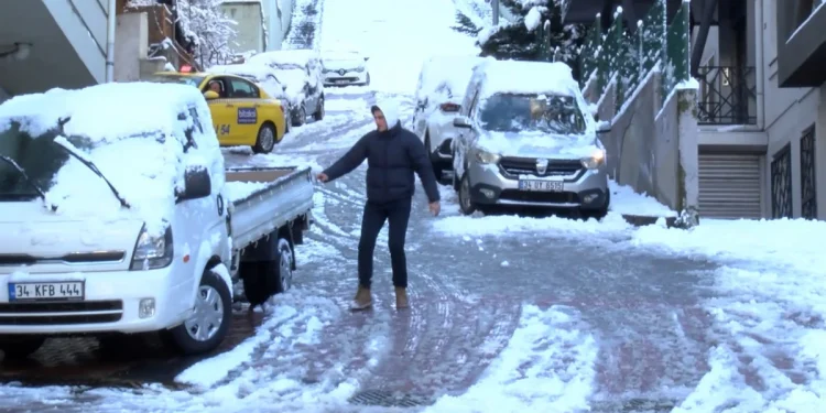 İstanbul'da Kar Fırtınası: Yollar Kaydı, Yayalar Zor Anlar Yaşadı İstanbul’da etkili olan kar yağışı, hayatı felç etti. Sabah saatlerinde işe gitmek üzere evlerinden çıkan vatandaşlar, sokaklarda kar ve buzla mücadele etti. Şehirdeki bazı bölgeler, özellikle yokuşlu mahallelerde, karın etkisiyle adeta tehlike arz etti. Yayalar ve sürücüler, kar yağışının neden olduğu buzlanma yüzünden büyük zorluklar yaşadı. İstanbul'da kar yağışı hayatı felç etti, araçlar kaydı Sürücüler Zor Durumda Kağıthane Harmantepe Mahallesi’ndeki yokuşlardan biri, sabah saatlerinde tehlikeye neden oldu. Kar nedeniyle kayganlaşan yolda bir otomobil park halindeki başka bir araca çarparak durabildi. Kazada hafif yaralanan sürücü, olay yerine sevk edilen sağlık ekipleri tarafından hastaneye kaldırıldı. Kaza sırasında, maddi hasar gören iki otomobilin sürücüleri de zorluk yaşadı. Kazayı gören bir mahalle sakini, her yıl benzer kazaların yaşandığını belirterek, “Burası kar yağdığında her yıl böyle oluyor. Yolda kayarak gelen bir araç nedeniyle insanlar ciddi şekilde tehlikeye girdi,” dedi. Yolda tuzlama çalışması yapıldığını belirten vatandaş, gece buzlanma nedeniyle durumun daha da tehlikeli hale geldiğini aktardı. Yayalar Güvenli Bir Şekilde İlerlemeye Çalıştı İstanbul’un Kağıthane ilçesinde, dik yokuşlarda yürümek oldukça zorlayıcıydı. Bazı vatandaşlar merdiven korkuluklarına tutunarak ilerlerken, bazıları da kaymamak için fotoğraf çekmeye karar verdi. Yokuş boyunca zor ilerleyen yayalar, karın birikmesinden dolayı düşme riskiyle karşı karşıya kaldılar. Taksi sürücüleri de, kar yüzünden hız keserek dikkatli inmeyi tercih etti. Büyükşehirde yaşanan kar fırtınası, bir kez daha İstanbul’un karla mücadelede daha etkili tedbirler alması gerektiğini gözler önüne serdi.