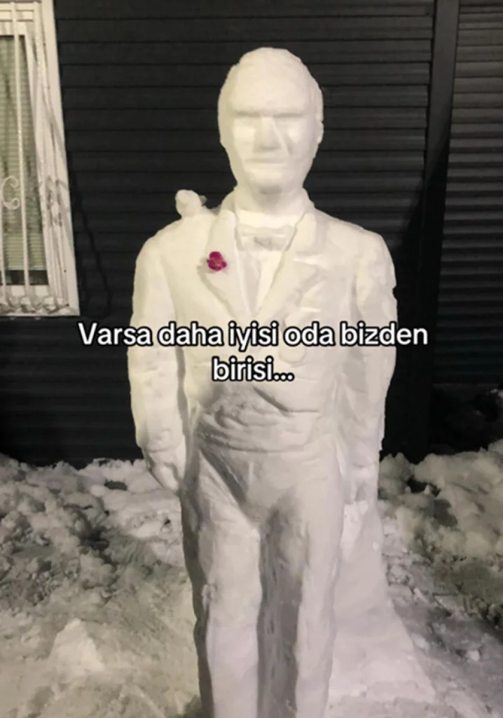 Ordu'da karla Atatürk heykeli yapıldı, dikkat çekti