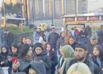 İstanbul'da tramvay seferleri gecikince yoğunluk arttı