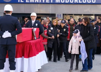 Konya'da şehit babasına, onun şapkasıyla veda etti