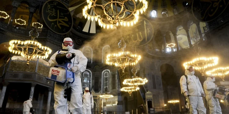 Ayasofya Camii’de Ramazan Temizliği Yapıldı