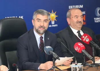 AK Parti Erzurum İl Başkanı Küçükoğlu, partisinin 8. Büyük Olağan Kongresi için davette bulundu. Erzurum İl Başkanlığında düzenlediği basın toplantısında, 2025 yılına yönelik olarak büyük kongre sürecini değerlendiren Küçükoğlu, partisinin kongre sürecine İstanbul’daki kongreyle son verdiğini belirtti. Ekim ayında ilçe kongreleriyle başlayan süreç, İstanbul'daki kongreyle tamamlanmış oldu. Cumhurbaşkanı Recep Tayyip Erdoğan liderliğinde, AK Parti'nin her zaman halkla iç içe çalışarak "halka hizmet, hakka hizmettir" anlayışını benimsediğini vurgulayan Küçükoğlu, partinin değişim ve yenilenme sürecinin büyük bir tecrübe ile harmanlandığını söyledi. AK Parti'nin her zaman geçmişin birikimlerinden faydalandığını ve bu birikimle Türkiye’ye hizmet eden güçlü bir kadro yetiştirdiğini ifade etti. Küçükoğlu, "Bizim anlayışımıza göre eski ya da yeni ayrımı yoktur. Bizde sadece davamıza hizmet eden güçlü bir ekip ruhu ve adanmışlık vardır." diyerek partinin her dönemine hizmet eden bireylerin değerini yineledi. Küçükoğlu, 8. Olağan Kongre’nin vizyonunun ve hedeflerinin Türkiye Yüzyılı'nı oluşturacak şekilde şekillendiğini belirtti. "Geleceği inşa etmeye, kalkınmayı hızlandırmaya, huzuru güçlendirmeye ve şefkati yaymaya devam edeceğiz" şeklinde konuşan Küçükoğlu, kongrede kullanılacak sloganların partinin amacını ve vizyonunu en iyi şekilde yansıttığını söyledi. 23 Şubat’ta yapılacak kongre için tüm milletin davetli olduğunu belirten Küçükoğlu, Erzurum’dan da en az 1500 teşkilat üyesinin kongrede yer alacağı bilgisini verdi. Kongreye büyük bir coşku ve heyecanla katılım sağlanacağına inandıklarını dile getirdi.