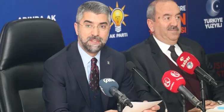 AK Parti Erzurum İl Başkanı Küçükoğlu, partisinin 8. Büyük Olağan Kongresi için davette bulundu. Erzurum İl Başkanlığında düzenlediği basın toplantısında, 2025 yılına yönelik olarak büyük kongre sürecini değerlendiren Küçükoğlu, partisinin kongre sürecine İstanbul’daki kongreyle son verdiğini belirtti. Ekim ayında ilçe kongreleriyle başlayan süreç, İstanbul'daki kongreyle tamamlanmış oldu. Cumhurbaşkanı Recep Tayyip Erdoğan liderliğinde, AK Parti'nin her zaman halkla iç içe çalışarak "halka hizmet, hakka hizmettir" anlayışını benimsediğini vurgulayan Küçükoğlu, partinin değişim ve yenilenme sürecinin büyük bir tecrübe ile harmanlandığını söyledi. AK Parti'nin her zaman geçmişin birikimlerinden faydalandığını ve bu birikimle Türkiye’ye hizmet eden güçlü bir kadro yetiştirdiğini ifade etti. Küçükoğlu, "Bizim anlayışımıza göre eski ya da yeni ayrımı yoktur. Bizde sadece davamıza hizmet eden güçlü bir ekip ruhu ve adanmışlık vardır." diyerek partinin her dönemine hizmet eden bireylerin değerini yineledi. Küçükoğlu, 8. Olağan Kongre’nin vizyonunun ve hedeflerinin Türkiye Yüzyılı'nı oluşturacak şekilde şekillendiğini belirtti. "Geleceği inşa etmeye, kalkınmayı hızlandırmaya, huzuru güçlendirmeye ve şefkati yaymaya devam edeceğiz" şeklinde konuşan Küçükoğlu, kongrede kullanılacak sloganların partinin amacını ve vizyonunu en iyi şekilde yansıttığını söyledi. 23 Şubat’ta yapılacak kongre için tüm milletin davetli olduğunu belirten Küçükoğlu, Erzurum’dan da en az 1500 teşkilat üyesinin kongrede yer alacağı bilgisini verdi. Kongreye büyük bir coşku ve heyecanla katılım sağlanacağına inandıklarını dile getirdi.