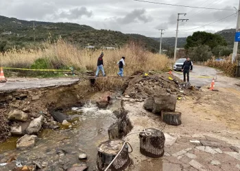 Çanakkale'de Sağanak Yağış Köprüyü Yıktı