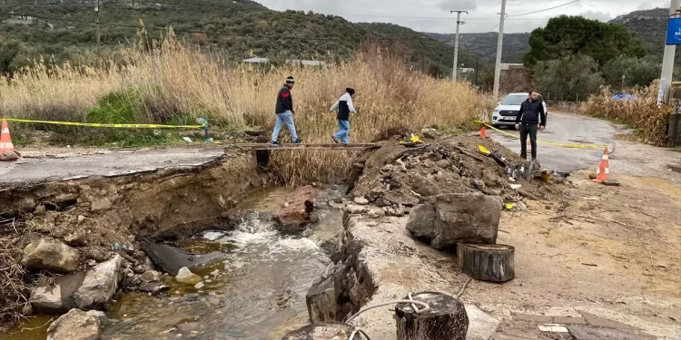 Çanakkale'de Sağanak Yağış Köprüyü Yıktı