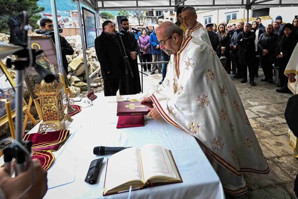 Hatay'daki Depremde Ölenler İçin Kilise Enkazında Ayin Yapıldı