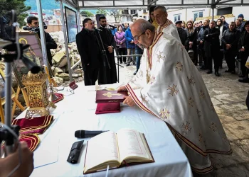 Hatay'daki Depremde Ölenler İçin Kilise Enkazında Ayin Yapıldı