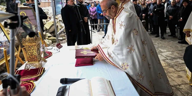 Hatay'daki Depremde Ölenler İçin Kilise Enkazında Ayin Yapıldı