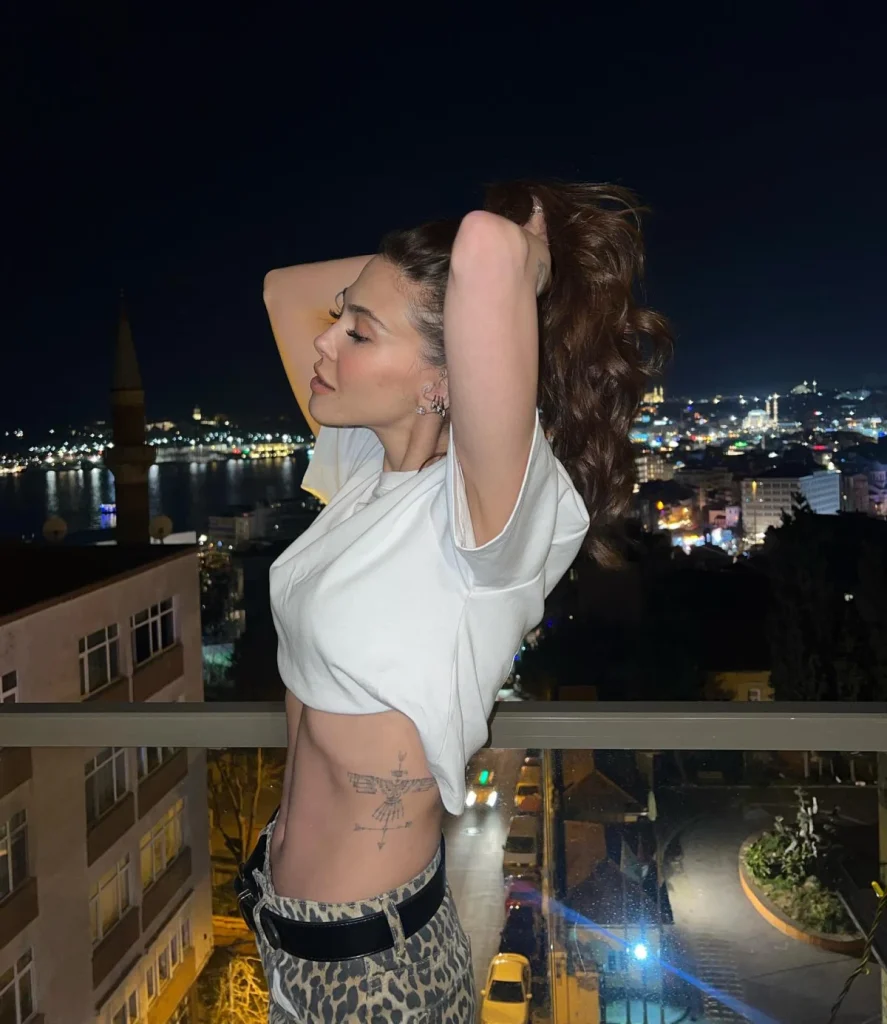 **Dilara Aksüyek, Balkon Pozlarına Gelen Tepkileri Mizahi Bir Şekilde Yorumladı**