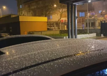 İstanbul'da Kar Yağışı Şehri Etkisi Altına Aldı