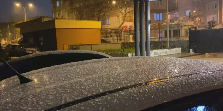 İstanbul'da Kar Yağışı Şehri Etkisi Altına Aldı