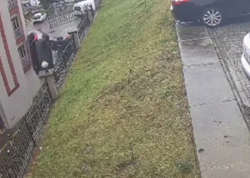 Trabzon'da sürücü, yanlışlıkla gaza basıp siteye uçtu