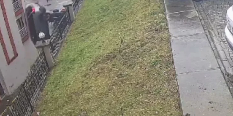 Trabzon'da sürücü, yanlışlıkla gaza basıp siteye uçtu