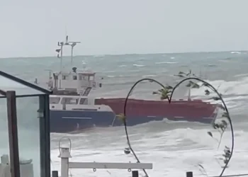 **Kilyos Açıklarında Fırtına Nedeniyle Kuru Yük Gemisi Sürüklendi** **Soğuk Hava ve Şiddetli Fırtına Denizlerde Etkili Oluyor** Türkiye genelini etkisi altına alan soğuk hava ve yoğun yağış, denizlerde de fırtınaya yol açtı. 6 Şubat tarihinde Bulgaristan’ın Varna Limanı’ndan hareket eden Filikci - 3 adlı kuru yük gemisi, şiddetli fırtına nedeniyle İstanbul’un Sarıyer ilçesi Kumköy açıklarında sürüklendi. **Geminin Sürüklenmesiyle Kurtarma Çalışması Başlatıldı** Gemi, dev dalgalar ve güçlü rüzgarlar nedeniyle kontrolden çıkarken, olayın ardından bölgeye hızla sahil güvenlik ekipleri sevk edildi. Ekipler, gemiyi kurtarmak için gerekli tüm önlemleri alarak, başarılı bir şekilde kurtarma çalışmalarına başladı. **Fırtınanın Etkisiyle Denizdeki Tehlike Artıyor** Denizlerde etkili olan fırtına, gemi trafiğini ve güvenliğini tehdit ederken, yetkililer denizcileri dikkatli olmaları konusunda uyarıyor. Sahil güvenlik, bu tür olaylarla mücadelede kararlı adımlar atmaya devam edeceklerini açıkladı.