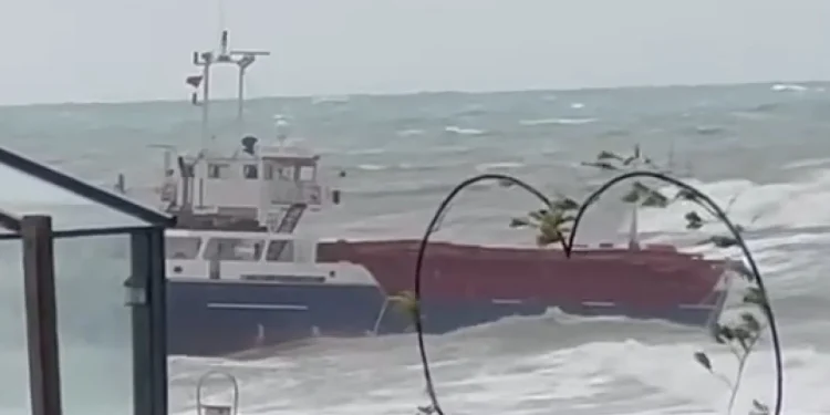 **Kilyos Açıklarında Fırtına Nedeniyle Kuru Yük Gemisi Sürüklendi** **Soğuk Hava ve Şiddetli Fırtına Denizlerde Etkili Oluyor** Türkiye genelini etkisi altına alan soğuk hava ve yoğun yağış, denizlerde de fırtınaya yol açtı. 6 Şubat tarihinde Bulgaristan’ın Varna Limanı’ndan hareket eden Filikci - 3 adlı kuru yük gemisi, şiddetli fırtına nedeniyle İstanbul’un Sarıyer ilçesi Kumköy açıklarında sürüklendi. **Geminin Sürüklenmesiyle Kurtarma Çalışması Başlatıldı** Gemi, dev dalgalar ve güçlü rüzgarlar nedeniyle kontrolden çıkarken, olayın ardından bölgeye hızla sahil güvenlik ekipleri sevk edildi. Ekipler, gemiyi kurtarmak için gerekli tüm önlemleri alarak, başarılı bir şekilde kurtarma çalışmalarına başladı. **Fırtınanın Etkisiyle Denizdeki Tehlike Artıyor** Denizlerde etkili olan fırtına, gemi trafiğini ve güvenliğini tehdit ederken, yetkililer denizcileri dikkatli olmaları konusunda uyarıyor. Sahil güvenlik, bu tür olaylarla mücadelede kararlı adımlar atmaya devam edeceklerini açıkladı.