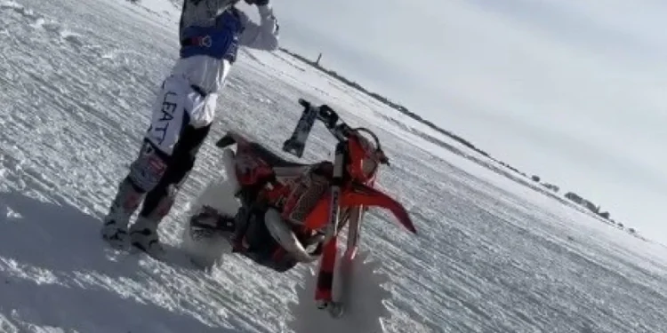 Buzla Kaplı Çıldır Gölü'nde Muhteşem Motosiklet Gösterisi