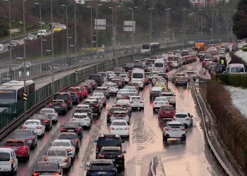 İstanbul'da Yoğun Kar Yağışı Nedeniyle Trafik Sıkışıklığı Artmış Durumda