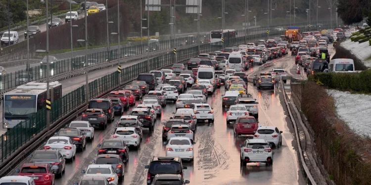 İstanbul'da Yoğun Kar Yağışı Nedeniyle Trafik Sıkışıklığı Artmış Durumda