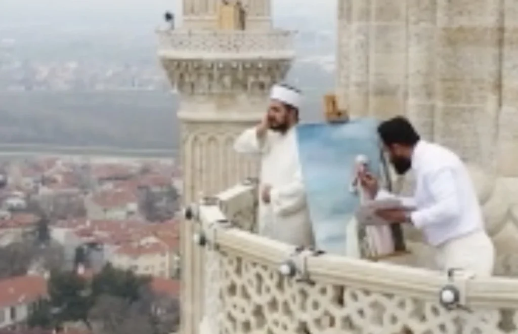 Edirne'de müezzin, cami minaresinin resmini yaptı