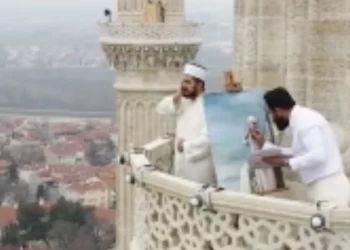 Edirne'de müezzin, cami minaresinin resmini yaptı