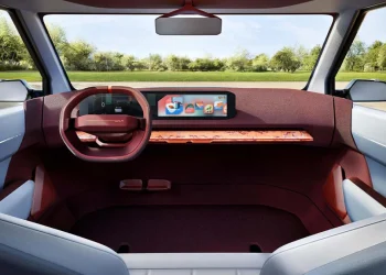 Kia, Elektrikli Araç Yelpazesini Genişletiyor: Yeni EV2 ve EV4 Modelleri Tanıtıldı 03.03.2025 - 11:20 Haber Merkezi Güney Koreli otomobil üreticisi Kia, geçtiğimiz günlerde düzenlediği EV Day 2025 etkinliğinde, geleceğin elektrikli araçları hakkında önemli duyurular yaptı. Etkinlikte markanın ilk elektrikli sedan modeli EV4 ve kompakt SUV konsepti Concept EV2 tanıtıldı. Kia, bu yeni modellerle elektrikli araç portföyünü genişletmeyi ve daha geniş kitlelere hitap etmeyi hedefliyor. Kia EV2: Şık ve Erişilebilir Elektrikli Araç Kia EV2, hatchback ve crossover segmentlerinin birleşiminde yer alan bir model olarak dikkat çekiyor. Hem uygun fiyatı hem de modern tasarımıyla otomobilseverlerin ilgisini çekmeyi başaran EV2, markanın yeni nesil tasarım dilini yansıtıyor. Parçalı LED farları ve sade arka tasarımıyla şık bir görünüm sunan bu model, özellikle genç sürücüler tarafından beğenileceğe benziyor. Teknolojik Yeniliklerle Donatıldı Kia, EV2'nin iç tasarımına dair henüz detaylı bilgi paylaşmadı, ancak önceki modellerde olduğu gibi bu araçta da gösterge ekranı ve bilgi-eğlence panelinin yer alması bekleniyor. Bu da EV2'nin teknolojik açıdan oldukça gelişmiş bir araç olduğunu gösteriyor. Performans ve Motor Özellikleri Kia, EV2’nin motor özelliklerini henüz açıklamamış olsa da, aracın yüksek performanslı ve verimli bir elektrikli motorla donatılacağı tahmin ediliyor. Detaylı bilgiler ve tam teknik özellikler, 2025 yılında yapılacak büyük lansmanda paylaşılacak. Kia EV4: Elektrikli Sedan İle Yeni Bir Dönem Başlıyor Kia'nın etkinlikte tanıttığı bir diğer model ise markanın ilk elektrikli sedanı EV4 oldu. Bu model de, markanın elektrikli araç dünyasında büyük bir adım atmasına olanak sağlayacak gibi görünüyor. EV4, Kia'nın daha geniş kitlelere ulaşmasını sağlamak amacıyla tasarlanmış bir model olarak dikkatleri üzerine topladı. Kia, bu yeni elektrikli araçlarla, elektrikli otomobil pazarında daha fazla yer edinmeyi ve sürdürülebilir ulaşımı daha erişilebilir kılmayı amaçlıyor.