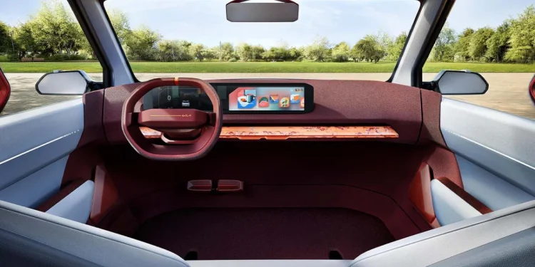 Kia, Elektrikli Araç Yelpazesini Genişletiyor: Yeni EV2 ve EV4 Modelleri Tanıtıldı 03.03.2025 - 11:20 Haber Merkezi Güney Koreli otomobil üreticisi Kia, geçtiğimiz günlerde düzenlediği EV Day 2025 etkinliğinde, geleceğin elektrikli araçları hakkında önemli duyurular yaptı. Etkinlikte markanın ilk elektrikli sedan modeli EV4 ve kompakt SUV konsepti Concept EV2 tanıtıldı. Kia, bu yeni modellerle elektrikli araç portföyünü genişletmeyi ve daha geniş kitlelere hitap etmeyi hedefliyor. Kia EV2: Şık ve Erişilebilir Elektrikli Araç Kia EV2, hatchback ve crossover segmentlerinin birleşiminde yer alan bir model olarak dikkat çekiyor. Hem uygun fiyatı hem de modern tasarımıyla otomobilseverlerin ilgisini çekmeyi başaran EV2, markanın yeni nesil tasarım dilini yansıtıyor. Parçalı LED farları ve sade arka tasarımıyla şık bir görünüm sunan bu model, özellikle genç sürücüler tarafından beğenileceğe benziyor. Teknolojik Yeniliklerle Donatıldı Kia, EV2'nin iç tasarımına dair henüz detaylı bilgi paylaşmadı, ancak önceki modellerde olduğu gibi bu araçta da gösterge ekranı ve bilgi-eğlence panelinin yer alması bekleniyor. Bu da EV2'nin teknolojik açıdan oldukça gelişmiş bir araç olduğunu gösteriyor. Performans ve Motor Özellikleri Kia, EV2’nin motor özelliklerini henüz açıklamamış olsa da, aracın yüksek performanslı ve verimli bir elektrikli motorla donatılacağı tahmin ediliyor. Detaylı bilgiler ve tam teknik özellikler, 2025 yılında yapılacak büyük lansmanda paylaşılacak. Kia EV4: Elektrikli Sedan İle Yeni Bir Dönem Başlıyor Kia'nın etkinlikte tanıttığı bir diğer model ise markanın ilk elektrikli sedanı EV4 oldu. Bu model de, markanın elektrikli araç dünyasında büyük bir adım atmasına olanak sağlayacak gibi görünüyor. EV4, Kia'nın daha geniş kitlelere ulaşmasını sağlamak amacıyla tasarlanmış bir model olarak dikkatleri üzerine topladı. Kia, bu yeni elektrikli araçlarla, elektrikli otomobil pazarında daha fazla yer edinmeyi ve sürdürülebilir ulaşımı daha erişilebilir kılmayı amaçlıyor.