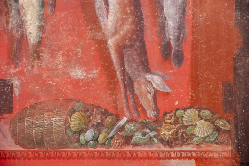**Pompeii’de Efsanevi Bir Keşif: Kadın Avcıları ve Gizemli Dionysos Kültü**03.03.2025 - 10:09  
Haber Merkezi

İtalya’nın ünlü antik kenti Pompeii’de arkeologlar, olağanüstü bir keşfe imza attı. Yeni bir kazı çalışması sırasında ortaya çıkarılan devasa bir fresk, antik bir kültün sırlarını gözler önüne seriyor. Bu nadir fresk, kadın figürlerinin erkek düzeninden sıyrılıp özgürce dans ettiği, avlandığı ve dağlarda çiğ et yediği sahneleri tasvir ediyor.

Pompeii Arkeoloji Parkı tarafından duyurulan keşif, yeni kazılan Thiasus Evi'nde yapıldı. Fresk, neredeyse gerçek boyutlarında tasvir edilen figürleriyle dikkat çekiyor ve bir ziyafet salonunun üç duvarına yayılıyor. Dördüncü duvar ise bir bahçeye açılıyor. Parlak kırmızı bir arka planın önünde, şarap tanrısı Dionysos'un kadın takipçileri olan maenadlar yer alıyor.

**Avcı Kadın Figürleri ve Mitolojik Yaratıklar**

Freskteki kadın figürleri, ellerinde kılıçlarla ve omuzlarında kurban edilmiş keçilerle, avcı olarak tasvir ediliyor. Ayrıca, flüt çalan ve şarap sunarak kurban kesen satyrler —yarı keçi, yarı insan mitolojik yaratıklar— freskin önemli unsurları arasında. 

Freskin merkezinde, yaşlı bir satyr, genç bir kadını Dionysos’un gizemli kültüne kabul etmek üzere yer alıyor. Bu kült, en azından MÖ 5. yüzyıldan itibaren Yunan dünyasında varlık gösteriyordu ve ritüelleri büyük bir gizlilik içinde yapılıyordu. Ancak bu yeni keşif, o gizemli ritüellere dair değerli ipuçları sunuyor.

**Gizemli Ritüeller ve Dionysos’un Bağlantıları**

Dionysos'un gizemli ritüelleri, şarap tüketimi ve bilinç değiştirici maddelerin kullanımıyla bağlantılıydı. Bu maddeler, kült üyelerinin trans haliyle ritüellere katılmalarını sağlıyordu. Dionysos aynı zamanda yeniden doğan bir tanrı olarak kabul ediliyordu ve ölümden sonra dirilişle ilişkilendiriliyordu. Bu da, bu külte kabul edilenlere ölümsüzlük vaat edilmiş olabileceği ihtimalini doğuruyor.

Pompeii’deki bu yeni keşif, Dionysos’un kültüyle ilgili en önemli ikinci fresk olma özelliğini taşıyor. Daha önce, 1909’da "Gizemler Villası"nda bulunan başka bir fresk de benzer şekilde Dionysos’un tarikatını ve kült üyelerinin kabul edilme anlarını tasvir etmişti, ancak bu freskte av sahneleri yer almıyordu.

Bu nadir ve büyüleyici fresk, Pompeii’deki antik ritüellere dair daha fazla bilgi edinmemizi sağlıyor ve geçmişin gizemli kültlerine ışık tutuyor.