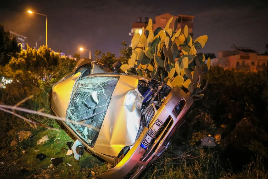 Antalya'nın Konyaaltı ilçesinde, Kepez Aile İçi ve Kadına Karşı Şiddetle Mücadele Büro Amirliği'nde görevli polis memuru Yasin Turan, kullandığı otomobilin direksiyon hakimiyetini kaybetmesi sonucu trafik kazası geçirdi. Olay, Yasin Turan’ın kullandığı aracın kontrolden çıkarak yol kenarındaki ağaçlara çarpmasıyla başladı. Savrulan araç, ağaçları yerinden söktükten sonra metrelerce sürüklendi ve bir bahçedeki ağaca çarparak durdu. Kazayı gören vatandaşların ihbarıyla olay yerine sağlık ve itfaiye ekipleri sevk edildi.

Araçta sıkışan Yasin Turan, itfaiye ekiplerinin uzun süren çalışmasının ardından çıkarıldı. Ağır yaralı olarak hastaneye kaldırılan Turan, tedavi altına alındı ancak yapılan müdahalelere rağmen saat 01.30 civarında hayatını kaybetti. 

Kazayla ilgili soruşturma başlatıldı. Yasin Turan’ın ölüm haberi, meslektaşları ve yakınlarını derin bir üzüntüye boğdu.