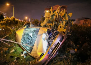Antalya'nın Konyaaltı ilçesinde, Kepez Aile İçi ve Kadına Karşı Şiddetle Mücadele Büro Amirliği'nde görevli polis memuru Yasin Turan, kullandığı otomobilin direksiyon hakimiyetini kaybetmesi sonucu trafik kazası geçirdi. Olay, Yasin Turan’ın kullandığı aracın kontrolden çıkarak yol kenarındaki ağaçlara çarpmasıyla başladı. Savrulan araç, ağaçları yerinden söktükten sonra metrelerce sürüklendi ve bir bahçedeki ağaca çarparak durdu. Kazayı gören vatandaşların ihbarıyla olay yerine sağlık ve itfaiye ekipleri sevk edildi. Araçta sıkışan Yasin Turan, itfaiye ekiplerinin uzun süren çalışmasının ardından çıkarıldı. Ağır yaralı olarak hastaneye kaldırılan Turan, tedavi altına alındı ancak yapılan müdahalelere rağmen saat 01.30 civarında hayatını kaybetti. Kazayla ilgili soruşturma başlatıldı. Yasin Turan’ın ölüm haberi, meslektaşları ve yakınlarını derin bir üzüntüye boğdu.