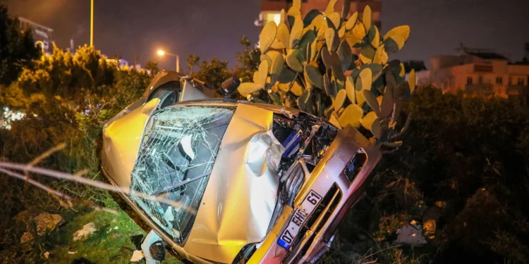 Antalya'nın Konyaaltı ilçesinde, Kepez Aile İçi ve Kadına Karşı Şiddetle Mücadele Büro Amirliği'nde görevli polis memuru Yasin Turan, kullandığı otomobilin direksiyon hakimiyetini kaybetmesi sonucu trafik kazası geçirdi. Olay, Yasin Turan’ın kullandığı aracın kontrolden çıkarak yol kenarındaki ağaçlara çarpmasıyla başladı. Savrulan araç, ağaçları yerinden söktükten sonra metrelerce sürüklendi ve bir bahçedeki ağaca çarparak durdu. Kazayı gören vatandaşların ihbarıyla olay yerine sağlık ve itfaiye ekipleri sevk edildi. Araçta sıkışan Yasin Turan, itfaiye ekiplerinin uzun süren çalışmasının ardından çıkarıldı. Ağır yaralı olarak hastaneye kaldırılan Turan, tedavi altına alındı ancak yapılan müdahalelere rağmen saat 01.30 civarında hayatını kaybetti. Kazayla ilgili soruşturma başlatıldı. Yasin Turan’ın ölüm haberi, meslektaşları ve yakınlarını derin bir üzüntüye boğdu.