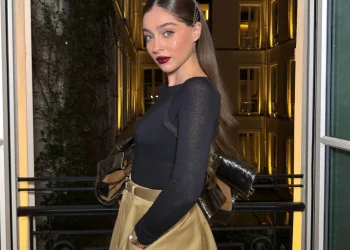 Cemre Baysel Paris'te! Tarzı büyük ilgi gördü