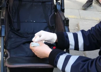 Antalya'da dilencinin paraları bebek arabasından çıktı