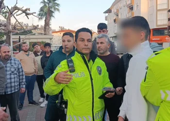 Antalya'da Kazaya Tanık Olan Vatandaş, Trafik Polisi Rolüne Girince Gerilim Arttı