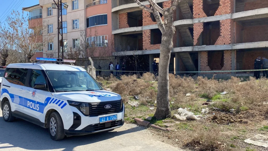 **Konya'da 4 Gün Boyunca Kaybolan Gençten Üzücü Haber**Konya'nın Karatay ilçesinde, 19 yaşındaki Oktay Doğan’ın kaybolmasının ardından ailesi tarafından yapılan arama çalışmalarında acı bir haber alındı. Doğan, dört gündür evine dönmemişti ve ailesi, gencin kaybolduğu süre boyunca çeşitli arayışlar yapıyordu. Aile üyelerinden biri, Çimenlik Mahallesi Kışla Sokak üzerinde yer alan bir inşaatın bodrum katını kontrol etmeye karar verdi. Bu noktada, Oktay Doğan’ın cansız bedenine rastlandı.
Olay, saat 13.30 sıralarında meydana geldi. Aile üyeleri, oğullarının kaybolduğuna dair şüphelerini bir inşaatın bodrum katını inceleyerek gidermeyi amaçladılar. Ne yazık ki, burada Doğan’ın cansız bedenini buldular. Durum hemen 112 Acil Çağrı Merkezi'ne bildirildi ve olay yerine sağlık ve polis ekipleri sevk edildi.
Sağlık ekipleri, Doğan’ın ölümünü tespit ettikten sonra, polis ekipleri çevrede güvenlik önlemleri aldı. Oktay Doğan’ın cesedi, ölüm nedeninin belirlenebilmesi için Konya Adli Tıp Kurumu'na kaldırıldı. Olayla ilgili soruşturma başlatılırken, bazı iddialara göre Oktay Doğan’ın olayın yaşandığı inşaatın bodrumunda uyuşturucu kullandığı öne sürüldü.
Aile ve yakınları, gencin kaybolmasının ardından büyük bir üzüntü yaşarken, polis ekipleri olayla ilgili detaylı bir inceleme yapıyor. Oktay Doğan’ın ölümüne neyin sebep olduğu ve uyuşturucu kullanımının etkisi olup olmadığı soruşturmanın odak noktalarından biri olacak.