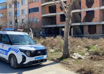 **Konya'da 4 Gün Boyunca Kaybolan Gençten Üzücü Haber** Konya'nın Karatay ilçesinde, 19 yaşındaki Oktay Doğan’ın kaybolmasının ardından ailesi tarafından yapılan arama çalışmalarında acı bir haber alındı. Doğan, dört gündür evine dönmemişti ve ailesi, gencin kaybolduğu süre boyunca çeşitli arayışlar yapıyordu. Aile üyelerinden biri, Çimenlik Mahallesi Kışla Sokak üzerinde yer alan bir inşaatın bodrum katını kontrol etmeye karar verdi. Bu noktada, Oktay Doğan’ın cansız bedenine rastlandı. Olay, saat 13.30 sıralarında meydana geldi. Aile üyeleri, oğullarının kaybolduğuna dair şüphelerini bir inşaatın bodrum katını inceleyerek gidermeyi amaçladılar. Ne yazık ki, burada Doğan’ın cansız bedenini buldular. Durum hemen 112 Acil Çağrı Merkezi'ne bildirildi ve olay yerine sağlık ve polis ekipleri sevk edildi. Sağlık ekipleri, Doğan’ın ölümünü tespit ettikten sonra, polis ekipleri çevrede güvenlik önlemleri aldı. Oktay Doğan’ın cesedi, ölüm nedeninin belirlenebilmesi için Konya Adli Tıp Kurumu'na kaldırıldı. Olayla ilgili soruşturma başlatılırken, bazı iddialara göre Oktay Doğan’ın olayın yaşandığı inşaatın bodrumunda uyuşturucu kullandığı öne sürüldü. Aile ve yakınları, gencin kaybolmasının ardından büyük bir üzüntü yaşarken, polis ekipleri olayla ilgili detaylı bir inceleme yapıyor. Oktay Doğan’ın ölümüne neyin sebep olduğu ve uyuşturucu kullanımının etkisi olup olmadığı soruşturmanın odak noktalarından biri olacak.
