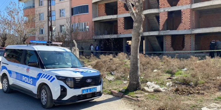 **Konya'da 4 Gün Boyunca Kaybolan Gençten Üzücü Haber** Konya'nın Karatay ilçesinde, 19 yaşındaki Oktay Doğan’ın kaybolmasının ardından ailesi tarafından yapılan arama çalışmalarında acı bir haber alındı. Doğan, dört gündür evine dönmemişti ve ailesi, gencin kaybolduğu süre boyunca çeşitli arayışlar yapıyordu. Aile üyelerinden biri, Çimenlik Mahallesi Kışla Sokak üzerinde yer alan bir inşaatın bodrum katını kontrol etmeye karar verdi. Bu noktada, Oktay Doğan’ın cansız bedenine rastlandı. Olay, saat 13.30 sıralarında meydana geldi. Aile üyeleri, oğullarının kaybolduğuna dair şüphelerini bir inşaatın bodrum katını inceleyerek gidermeyi amaçladılar. Ne yazık ki, burada Doğan’ın cansız bedenini buldular. Durum hemen 112 Acil Çağrı Merkezi'ne bildirildi ve olay yerine sağlık ve polis ekipleri sevk edildi. Sağlık ekipleri, Doğan’ın ölümünü tespit ettikten sonra, polis ekipleri çevrede güvenlik önlemleri aldı. Oktay Doğan’ın cesedi, ölüm nedeninin belirlenebilmesi için Konya Adli Tıp Kurumu'na kaldırıldı. Olayla ilgili soruşturma başlatılırken, bazı iddialara göre Oktay Doğan’ın olayın yaşandığı inşaatın bodrumunda uyuşturucu kullandığı öne sürüldü. Aile ve yakınları, gencin kaybolmasının ardından büyük bir üzüntü yaşarken, polis ekipleri olayla ilgili detaylı bir inceleme yapıyor. Oktay Doğan’ın ölümüne neyin sebep olduğu ve uyuşturucu kullanımının etkisi olup olmadığı soruşturmanın odak noktalarından biri olacak.