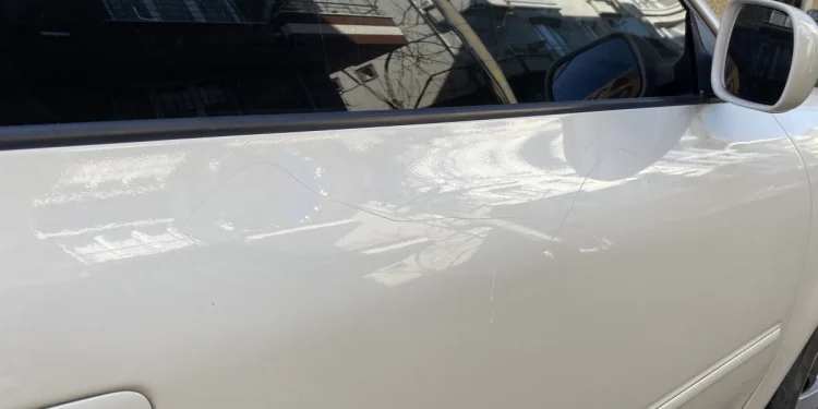 İstanbul'da dükkan sahibi, park halindeki araca zarar verdi