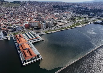 İzmir Büyükşehir Belediyesi Körfez'e atık su bıraktı