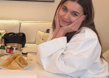 Afra Saraçoğlu Makyajsız Haliyle Göz Doldurdu! Yalı Çapkını dizisinde canlandırdığı Seyran karakteriyle büyük bir çıkış yakalayan Afra Saraçoğlu, son dönemde özel hayatı ve doğal güzelliğiyle de gündemdeki yerini koruyor. Sosyal medyada sık sık paylaşımlar yapan Saraçoğlu, bu kez makyajsız bir fotoğrafını takipçileriyle paylaştı. Doğal Güzelliğiyle Takipçilerini Etkiledi Genç oyuncu, makyajsız halini filtre kullanmadan yayınladı. Fotoğrafı gören takipçileri, Saraçoğlu’nun doğallığından ve güzelliğinden oldukça etkilendi. Makyajsız halinin çok beğenildiğini belirten sosyal medya yorumları, ünlü ismin güzelliğine olan ilgiyi bir kez daha gözler önüne serdi. Yalı Çapkını Seyran'ı Afra Saraçoğlu makyajsız poz verdi Saraçoğlu’nun bu paylaşımları, özellikle makyaj ve filtre kullanımının sıkça tercih edildiği sosyal medya dünyasında doğal görünümlerine olan ilginin arttığını gösteriyor. Ünlü oyuncunun, makyajsız halinin hem beğenilmesi hem de doğal görünümüyle adeta sosyal medyada gündem yaratması, onun gerçek ve samimi bir izlenim bıraktığını ortaya koyuyor. Afra Saraçoğlu’nun Yalı Çapkını’ndaki Başarısı Devam Ediyor Afra Saraçoğlu, Yalı Çapkını dizisindeki başarılı performansıyla büyük bir hayran kitlesi kazandı. Seyran karakteriyle izleyicilerin gönlünde taht kuran Saraçoğlu, genç yaşına rağmen güçlü oyunculuğuyla dikkatleri üzerine çekiyor. Aynı zamanda sosyal medyada paylaşımlarıyla da sıkça gündem olan oyuncu, doğal halleriyle de takipçilerine ilham veriyor. Saraçoğlu’nun başarıları, hem oyunculuk kariyerinde hem de sosyal medya üzerindeki etkisiyle hızla devam ediyor. Hem güzelliği hem de içten tavırlarıyla büyük takdir toplayan ünlü isim, önümüzdeki dönemde kariyerinde daha büyük projelere imza atması beklenen bir isim olarak öne çıkıyor.