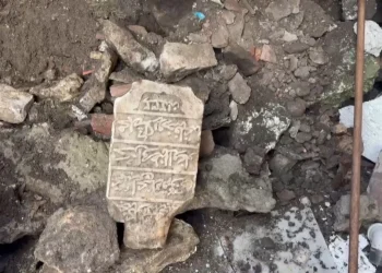 İstanbul'da bina duvarı çöktü, tarihi mezar taşı bulundu