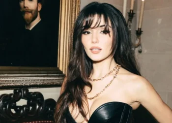 Hande Erçel, Kapak Kızı Oldu! Pozları Beğeni Topladı