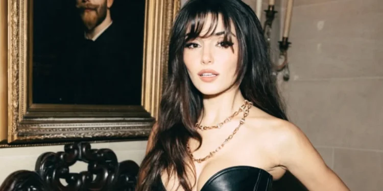 Hande Erçel, Kapak Kızı Oldu! Pozları Beğeni Topladı