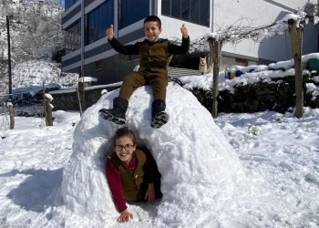 Artvin'de Kardeşler, Kar Üzerinde Güreş Çalışması Yaptı