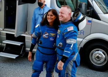 "Uzayda Mahsur Kalan Astronot, Beyazlamış Saçlarla Döndü"