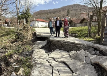 Bartın'da heyelan nedeniyle mahalle yolu çöktü, 130 hane tehlikede