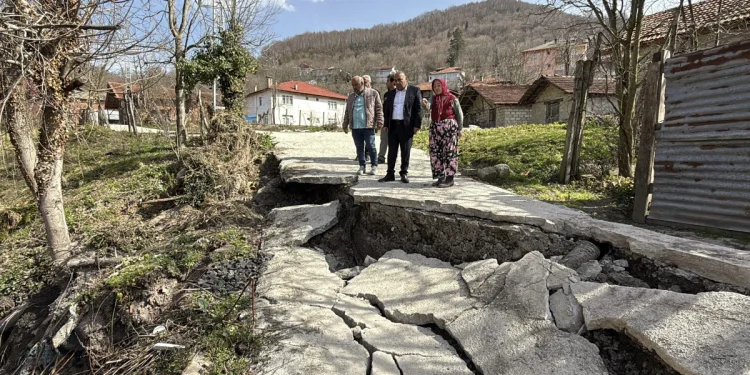 Bartın'da heyelan nedeniyle mahalle yolu çöktü, 130 hane tehlikede