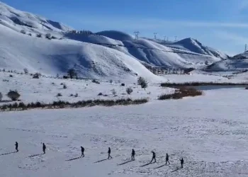 Bingöl’de göl dondu, doğaseverler buzun üstünde yürüdü
