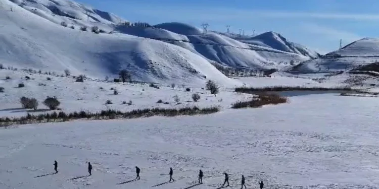 Bingöl’de göl dondu, doğaseverler buzun üstünde yürüdü