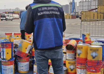 "İzmir Körfezi'ne Atık Döken Firmaya 8,3 Milyon Lira Ceza"